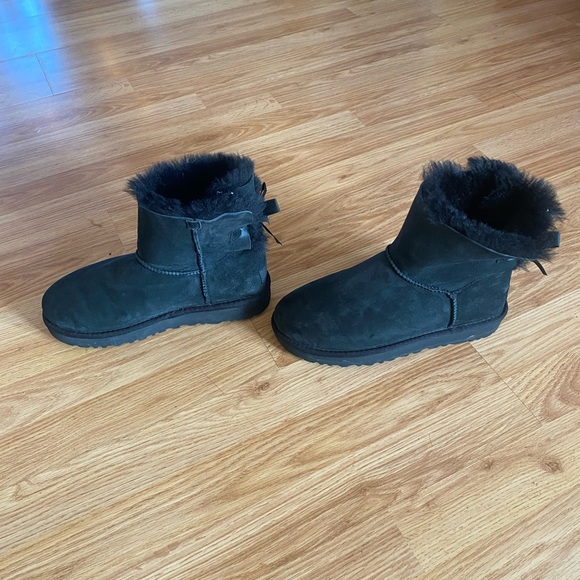 EUC Bailey Bow tie Uggs - Size 8 - Picture 4 of 9